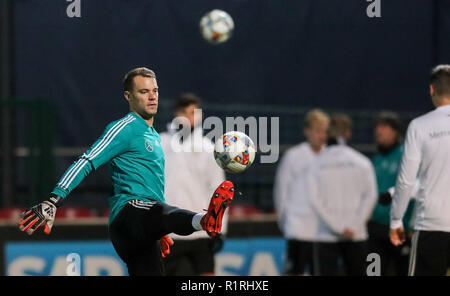 Leipzig, Germania. Xiv Nov, 2018. Calcio: Germania, finale la formazione della squadra nazionale prima che la partita internazionale contro la Russia (15.11.) in Red Bull Academy di Lipsia. Il portiere Manuel Neuer durante la serata la sessione di formazione. Credito: Jan Woitas/dpa-Zentralbild/dpa/Alamy Live News Foto Stock