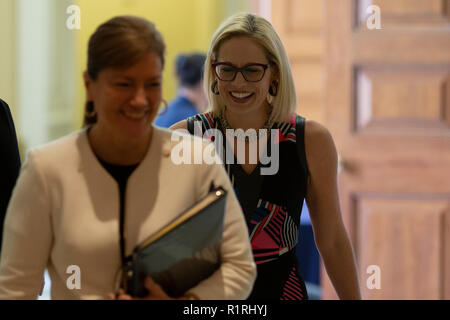 Stati Uniti il senatore eletto Kyrsten Sinema (Democratico di Arizona) lascia un Caucus democratico riunione del Campidoglio di Washington il 14 novembre 2018. Credito: Alex Edelman / CNP | Utilizzo di tutto il mondo Foto Stock