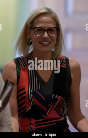 Stati Uniti il senatore eletto Kyrsten Sinema (Democratico di Arizona) lascia un Caucus democratico riunione del Campidoglio di Washington il 14 novembre 2018. Credito: Alex Edelman / CNP | Utilizzo di tutto il mondo Foto Stock