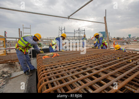 Doha in Qatar. Xii Nov, 2018. Costruzione i lavoratori lavorano presso il sito di Ras Abu Aboud Stadium. Il Qatar è l'hosting del 2022 FIFA World Cup. Credito: Sharil Babu/dpa/Alamy Live News Foto Stock