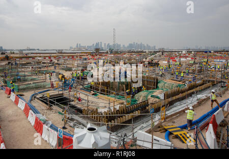 Doha in Qatar. Xii Nov, 2018. Costruzione i lavoratori lavorano presso il sito di Ras Abu Aboud Stadium. Il Qatar è l'hosting del 2022 FIFA World Cup. Credito: Sharil Babu/dpa/Alamy Live News Foto Stock