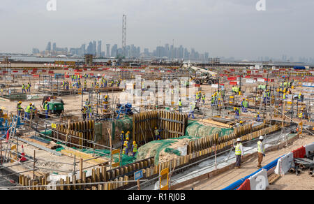 Doha in Qatar. Xii Nov, 2018. Costruzione i lavoratori lavorano presso il sito di Ras Abu Aboud Stadium. Il Qatar è l'hosting del 2022 FIFA World Cup. Credito: Sharil Babu/dpa/Alamy Live News Foto Stock