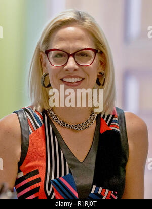 Stati Uniti il senatore eletto Kyrsten Sinema (Democratico di Arizona) lascia un Caucus democratico riunione del Campidoglio di Washington il 14 novembre 2018. Credito: Alex Edelman / CNP | Utilizzo di tutto il mondo Foto Stock