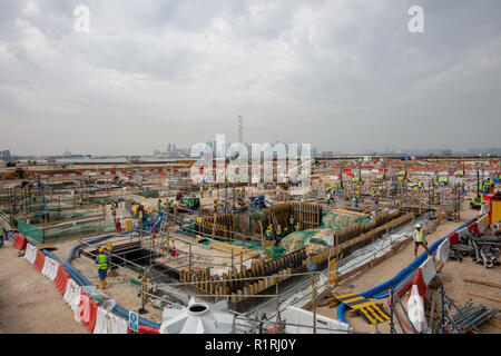 Doha in Qatar. Xii Nov, 2018. Costruzione i lavoratori lavorano presso il sito di Ras Abu Aboud Stadium. Il Qatar è l'hosting del 2022 FIFA World Cup. Credito: Sharil Babu/dpa/Alamy Live News Foto Stock