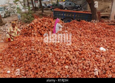 Novembre 14, 2018 - Mohali Punjab, India - Donne operai visti lavorare in un cantiere in Mohali, India..Mohali è una città in Sahibzada Ajit Singh Nagar distretto nel Punjab, India, che è un hub commerciale situata a sud-ovest per il territorio dell' Unione di Chandigarh. Mohali è emersa come una delle più importanti città nel Punjab e il resto dell'India del nord; è in via di rapido sviluppo come un mozzo di stato. (Credito Immagine: © Saqib Majeed/SOPA immagini via ZUMA filo) Foto Stock