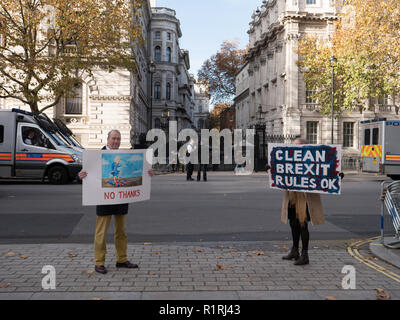 Londra, Regno Unito. Il 14 novembre 2018. Due dei manifestanti Pro-Brexit iposing n anteriore 10 di Downing Street, Londra, per chiedere una netta rottura Brexit su schede colorate e disegni. Essi si sentono traditi dal Primo ministro britannico Theresa Maggio e il governo. Credito: Joe Kuis / Alamy Live News Foto Stock