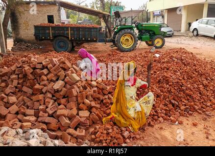 Novembre 14, 2018 - Mohali Punjab, India - Donne operai visti lavorare in un cantiere in Mohali, India..Mohali è una città in Sahibzada Ajit Singh Nagar distretto nel Punjab, India, che è un hub commerciale situata a sud-ovest per il territorio dell' Unione di Chandigarh. Mohali è emersa come una delle più importanti città nel Punjab e il resto dell'India del nord; è in via di rapido sviluppo come un mozzo di stato. (Credito Immagine: © Saqib Majeed/SOPA immagini via ZUMA filo) Foto Stock