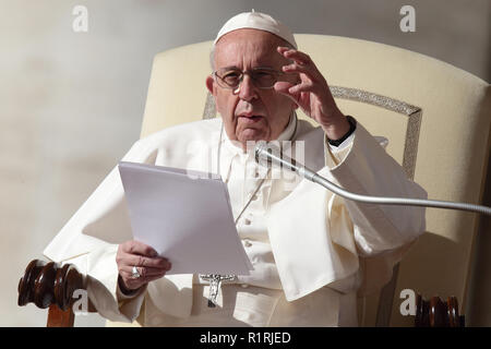 Città del Vaticano. Xiv Nov, 2018. Papa Francesco durante la sua udienza generale del mercoledì in Piazza San Pietro in Vaticano. Credito: Evandro Inetti/ZUMA filo/Alamy Live News Foto Stock