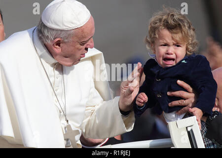 Città del Vaticano. Xiv Nov, 2018. Papa Francesco durante la sua udienza generale del mercoledì in Piazza San Pietro in Vaticano. Credito: Evandro Inetti/ZUMA filo/Alamy Live News Foto Stock