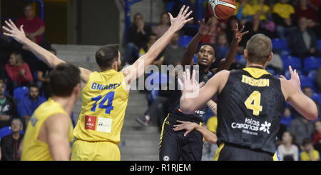 Opava, Repubblica Ceca. Xiv Nov, 2018. (L-R) Martin Gniadek di Opava, Thaddus McFadden e Colton Iverson di Iberostar Tenerife in azione durante il basket Champions League gruppo B CORRISPONDONO BK Opava vs Iberostar Tenerife a Opava, Repubblica Ceca, Novembre 14, 2018. Credito: Jaroslav Ozana/CTK foto/Alamy Live News Foto Stock