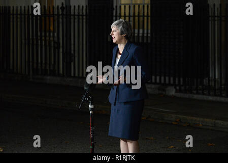 Londra, Regno Unito. 14 Novembre 2018: il primo ministro Theresa Maggio fa una dichiarazione al di fuori n. 10 di Downing Street che conferma che il suo gabinetto indietro Brexit il progetto di accordo.Credit: Claire Doherty/Alamy Live News Foto Stock