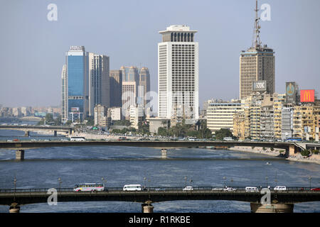 Vista sul Nilo al Cairo sui ponti sul fiume e situato centralmente Ministero egiziano degli Affari Esteri (M), il membro emittenti (r) e un ufficio moderno alto case, registrati su 05.11.2018. Foto: Matthias Toedt/dpa immagine centrale/ZB/picture alliance | Utilizzo di tutto il mondo Foto Stock