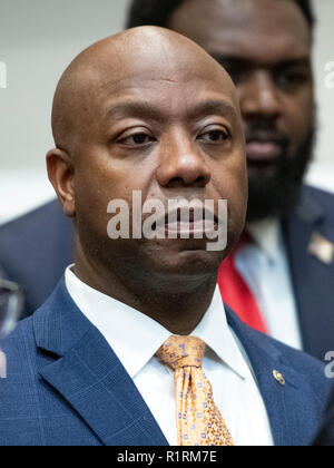 Il sito del Congresso. Xiv Nov, 2018. Stati Uniti il senatore Tim Scott (Repubblicano della Carolina del Sud) si affaccia su come il presidente statunitense Trump annuncia il suo sostegno di H. R. 5682, la " prima fase atto' nella sala Roosevelt della Casa Bianca di Washington, DC il Mercoledì 14 Novembre, 2018. Secondo il sito congress.gov, questo disegno di legge è intitolata 'l'ex carcere reinserisci la società trasformata in modo sicuro la transizione ogni persona atto o il primo passo atto." gode di sostegno bipartisan. Credito: Ron Sachs/CNP | Utilizzo di credito in tutto il mondo: dpa/Alamy Live News Foto Stock