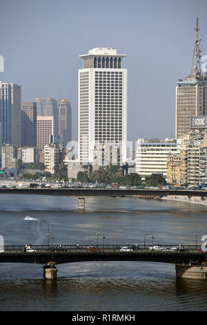 Vista sul Nilo al Cairo sui ponti sul fiume e situato centralmente Ministero egiziano degli Affari Esteri (M), il membro emittenti (r) e un ufficio moderno hoarders, presa su 06.11.2018. Foto: Matthias Toedt/dpa immagine centrale/ZB/picture alliance | Utilizzo di tutto il mondo Foto Stock