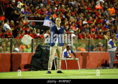 Recife, Brasile. Xiv Nov, 2018. PE - Recife - 14/11/2018 - Brasileiro UN 2018, Sport Recife x Vitoria - BA - jogador fare sport disputa lancia jogador com fare Vitoria duranti partida no estadio Ilha do Retiro pelo Campeonato Brasileiro un 2018. Foto: Paulo Paiva/AGIF Credito: AGIF/Alamy Live News Foto Stock