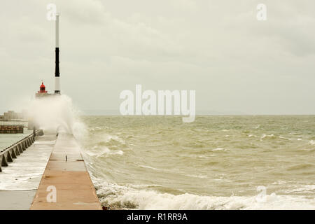 Alte onde attaccando molo di Le Havre, Francia Foto Stock