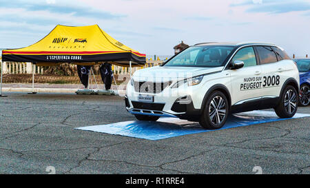 Roma, Italia - 21 Luglio 2018:In occasione di Roma s Rally evento, il motor show room presentano nuovi modelli di automobili a Roma: un nuovo SUV 3008 da Peugeot automa Foto Stock