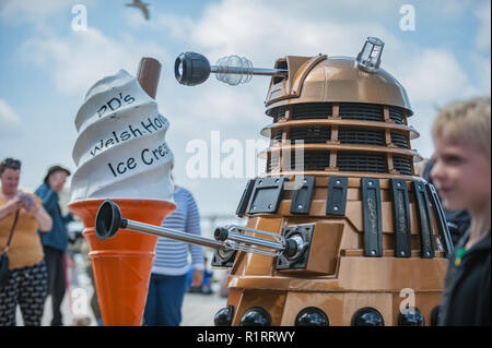 Aberystwyth, Ceredigion, West Wales Sabato 18 Giugno 2016 UK Meteo:Il tempo è così bello anche il Daleks non può resistere queing fino ad alcuni Welsh Foto Stock