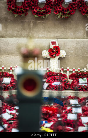 Papaveri & ghirlande a sinistra al cenotafio memorial per contrassegnare il giorno dell'Armistizio e ricordo dei caduti nelle Guerre Mondiali Foto Stock