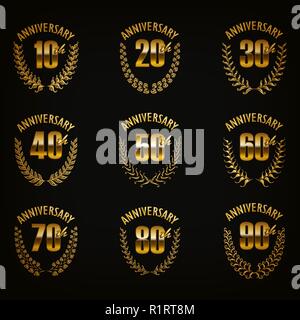 Set di gold anniversary i badge con corone di alloro, numeri. Emblemi decorativo del giubileo su sfondo nero. Elementi di filigrana, telai, frontiere, ic Illustrazione Vettoriale
