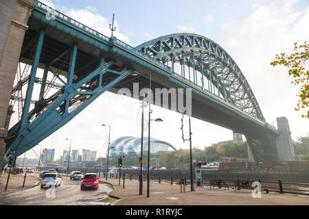 Newcastle upon Tyne/Inghilterra - 10/10/2018: Tyne Bridge in una nebbiosa mattina di inverno Foto Stock