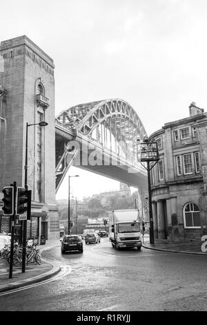 Newcastle upon Tyne/Inghilterra - 10/10/2018: Tyne Bridge in una nebbiosa mattina inverno in bianco e nero Foto Stock