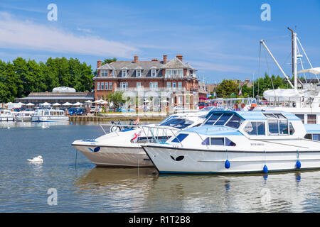 Lowestoft Oulton Broad Lowestoft barche e yacht di fronte al Wherry Hotel sugli indirizzi di massima per le politiche ad Oulton Broad North Lowestoft Suffolk England Regno Unito Europa Foto Stock