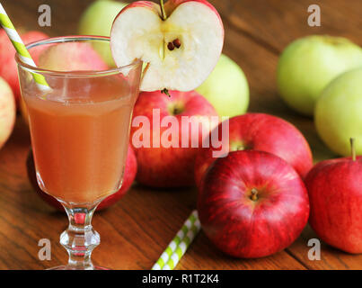 Non filtrato fresco succo di mela biologico Foto Stock