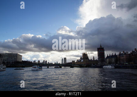 Londra, Inghilterra - Febbraio 12, 2018. Cielo scuro sul Westminster Bridge visto dal Tamigi, Londra, Inghilterra, 12 febbraio 2018. Foto Stock
