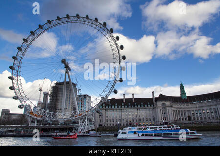 Londra, Inghilterra - Febbraio 12, 2018. Vista il London Eye Millennium Wheel sulla riva sud del fiume Tamigi di fronte al Municipio di Londra, Inghilterra, Feb. Foto Stock