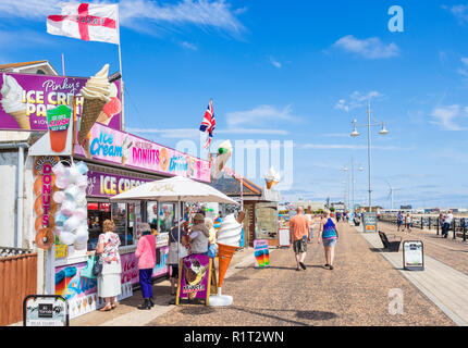 Lowestoft Suffolk Pinkys gelateria e fast food cafe sulla spianata Lowestoft promenade e il lungomare Lowestoft Suffolk England Regno Unito Europa Foto Stock