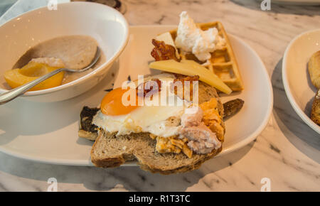 Prima colazione in hotel, crociera con pancetta croccante, uova, porridge, toast Foto Stock