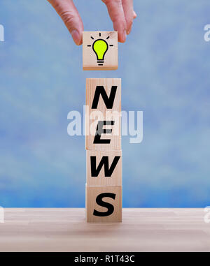 Pila di dadi forma la parola 'NEWS' Foto Stock