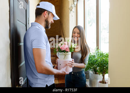 La donna ha ricevuto i fiori Foto Stock