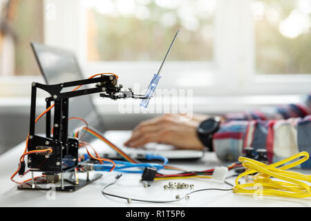 Robotics engineer programmazione braccio di robot in office Foto Stock