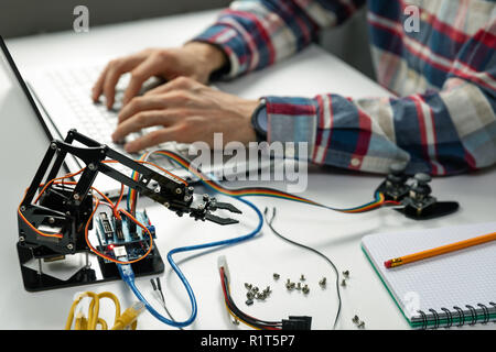 Ingegnere di lavoro sulla robotica progetto di automazione Foto Stock