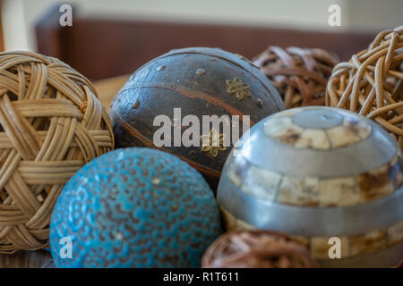 Vista dettagliata delle sfere decorative, vimini, legno, minerali e materie plastiche, con rilievo e dipinte... Foto Stock