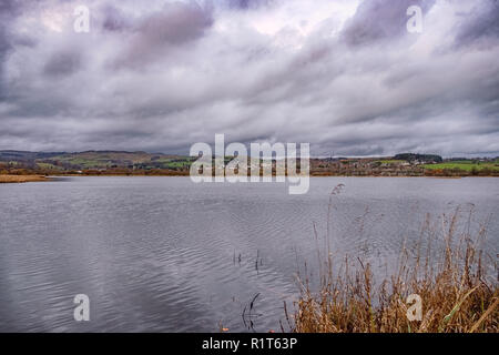 Guardando fuori attraverso il castello di Loch Semple Lochwinnoch Renfrewshire Scozia in una fredda giornata autunnale. Nuvole temporalesche e riflessi sull'acqua Foto Stock