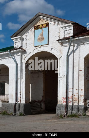 KUNGUR, URAL / RUSSIA - luglio 4, 2009: stemma Kungur alle porte di trading righe e vecchio mercante corte di Kungur. Foto Stock