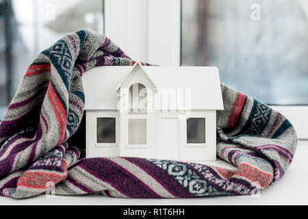 Close-up shot di casa in miniatura Modello con plaid sul davanzale Foto Stock