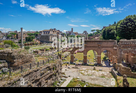 Vista della piazza centrale area del Foro Romano con il sito archeologico della Basilica Giulia, roma, Italia Foto Stock