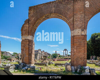 Vista della piazza centrale area del Foro Romano con il sito archeologico della Basilica Giulia, roma, Italia Foto Stock