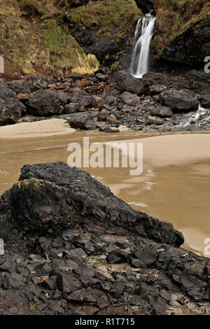 O02371-00...OREGON - una piccola cascata scendendo alla spiaggia a mezzaluna in Ecola State Park. Foto Stock
