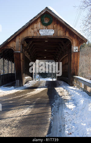 Squam River Bridge in inverno. Esso sostituisce un acciaio/ponte di cemento che è stato condannato da parte dello Stato di NH. Abitanti avevano cene e cuocere le vendite a col Foto Stock