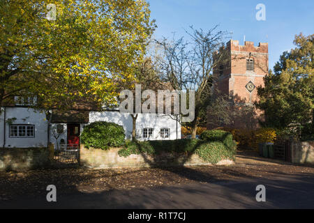 Hastings chiesa parrocchiale, risalente al XIII secolo, e adiacente cottage sulla strada nel piccolo villaggio di Hastings in Hampshire, Regno Unito Foto Stock