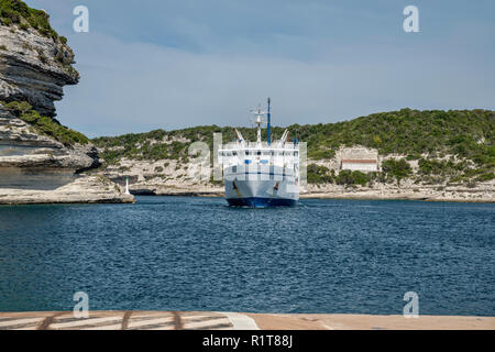 MS Ichnusa nave traghetto proveniente da Santa Teresa di Gallura, Sardegna, terminale di avvicinamento al porto di Bonifacio, Corse-du-Sud, Corsica, Francia Foto Stock