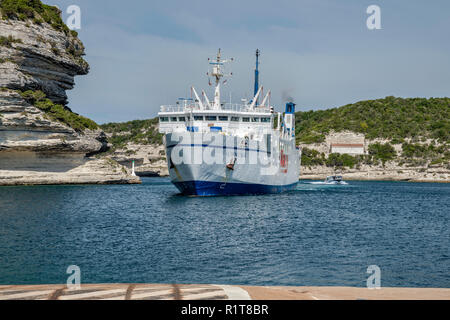 MS Ichnusa nave traghetto proveniente da Santa Teresa di Gallura, Sardegna, terminale di avvicinamento al porto di Bonifacio, Corse-du-Sud, Corsica, Francia Foto Stock
