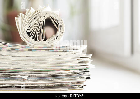 Pila di mattina freschi quotidiani sul tavolo in ufficio. Ultime notizie finanziarie ed economiche nel quotidiano. Le pagine con le informazioni in primo piano gli articoli Foto Stock