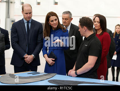 Il Duca e la Duchessa di Cambridge durante una visita alla McLaren Composites Technology Center a Rotherham. Foto Stock