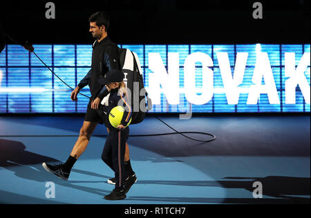 Novak Djokovic prima dell'inizio della sua partita nel quarto giorno delle finali Nitto ATP all'O2 Arena di Londra. PREMERE ASSOCIAZIONE foto. Data immagine: Mercoledì 14 novembre 2018. Vedi PA storia TENNIS Londra. Il credito fotografico dovrebbe essere: John Walton/PA Wire. . Foto Stock